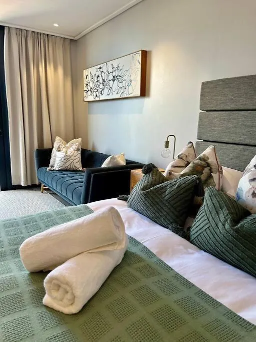 Modern 14Th Floor Apt With Balcony & Mountain Views At 16Onbree Cape Town Apartment